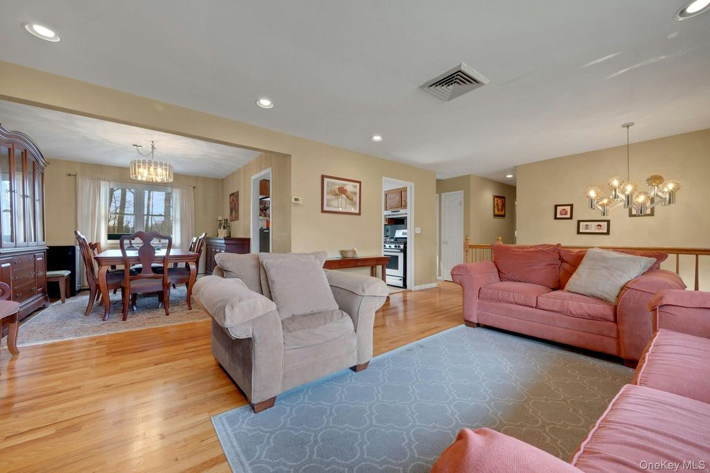 Photo of 6 Foxwood Lane, Thornwood, NY 10594 (MLS # 986356)