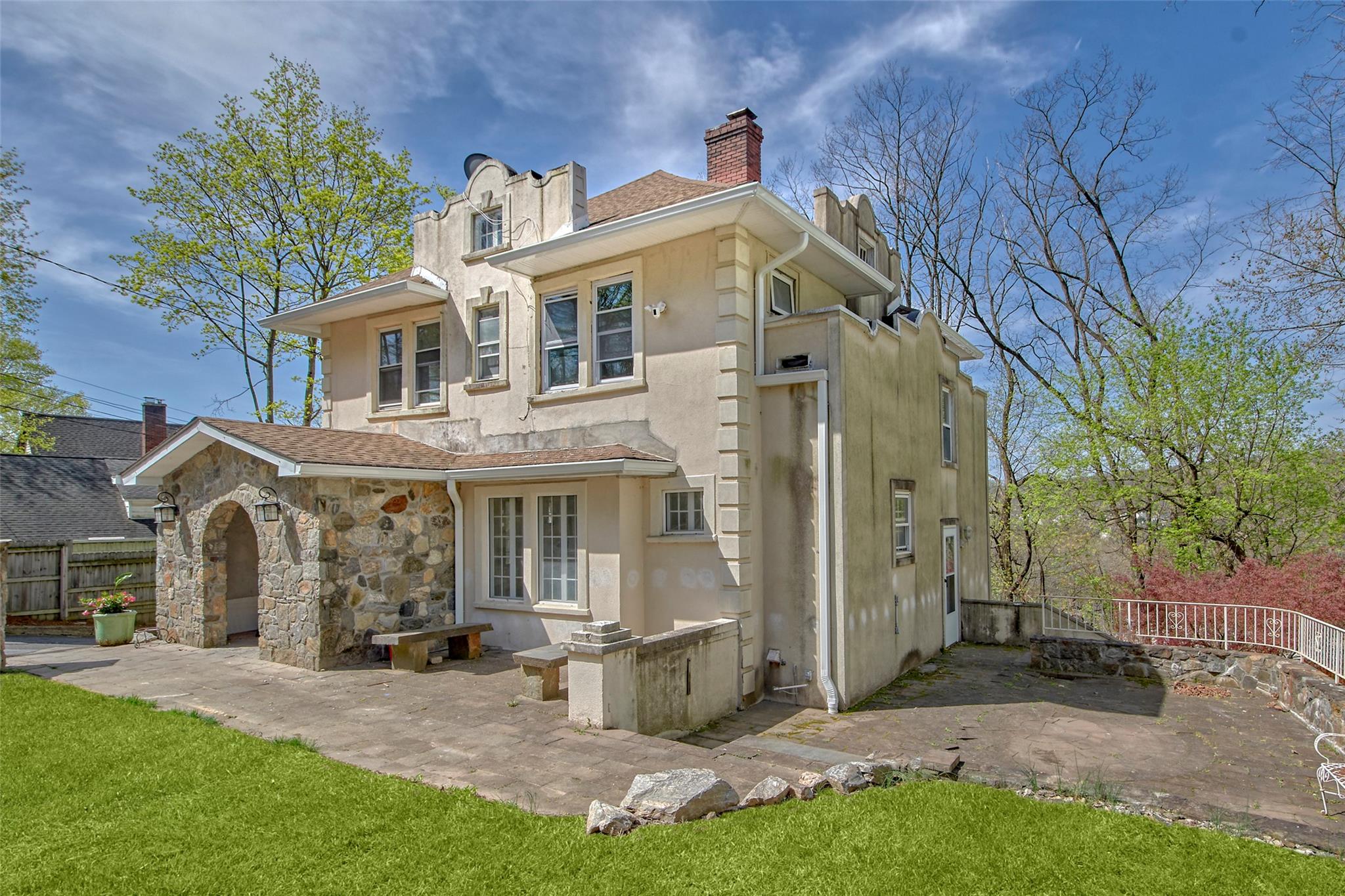 Washington Avenue, White Plains, New York - 4 Bedrooms  
2 Bathrooms  
9 Rooms - 