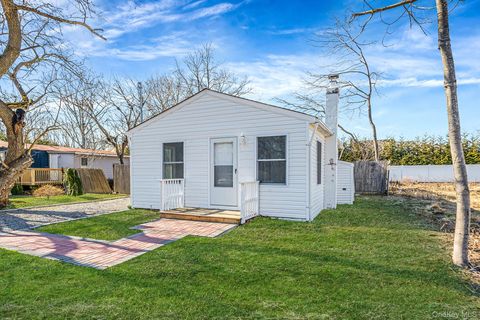 Homes For Sale - 42 Oak Drive<br/> Riverhead, NY 11901