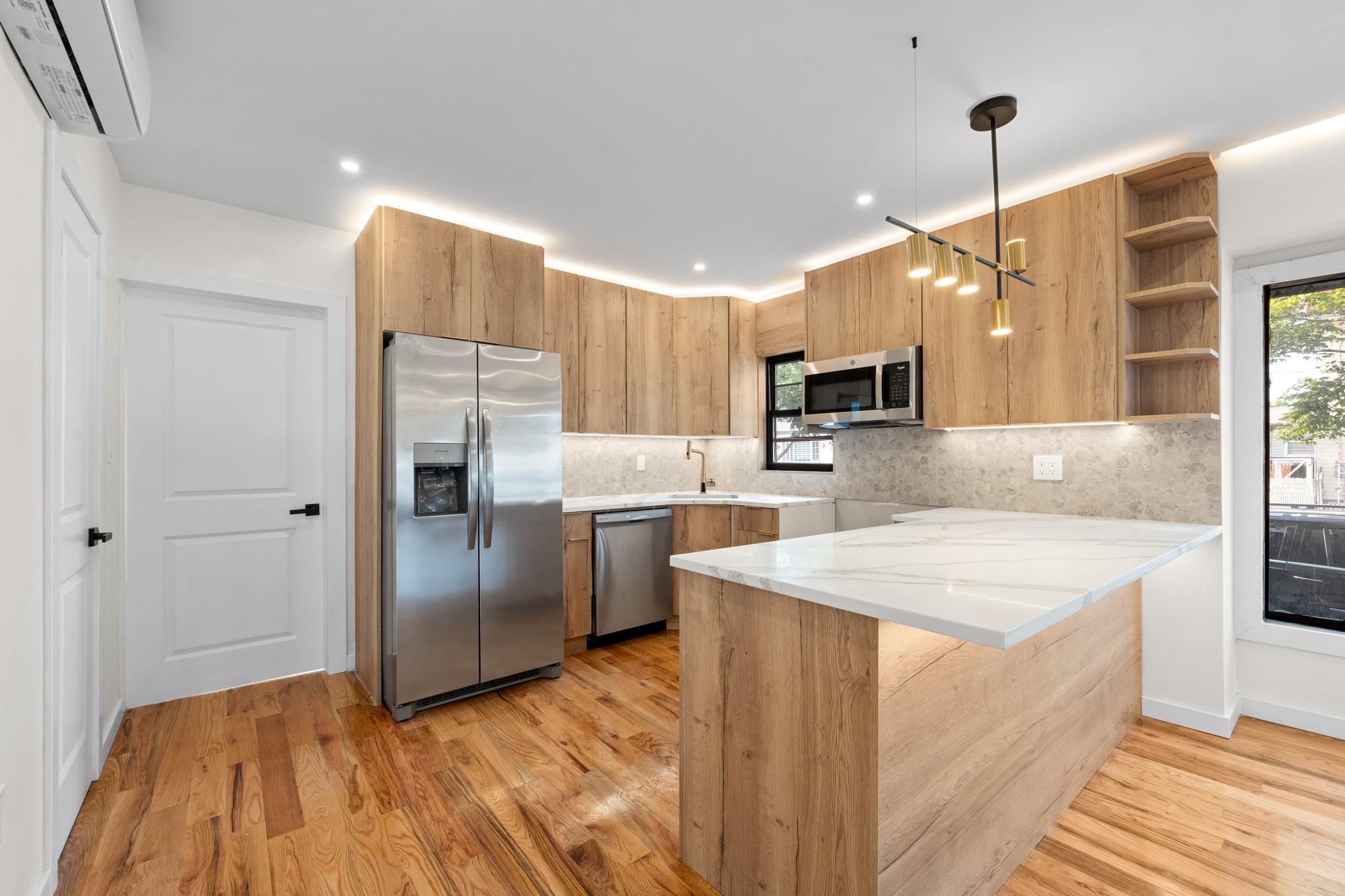 Farmers Boulevard, Rochdale, Queens, NY - 4 Bedrooms  
4 Bathrooms  
12 Rooms - 