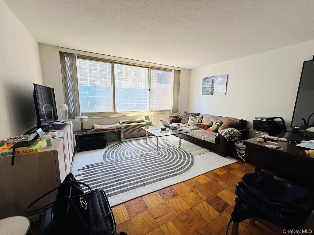 Photo of 333 E 45th Street #17F, New York (Manhattan), NY 10017 (MLS # 1060025)
