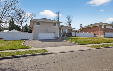 Homes For Sale - 6 Wren Drive<br/> Woodbury, NY 11797