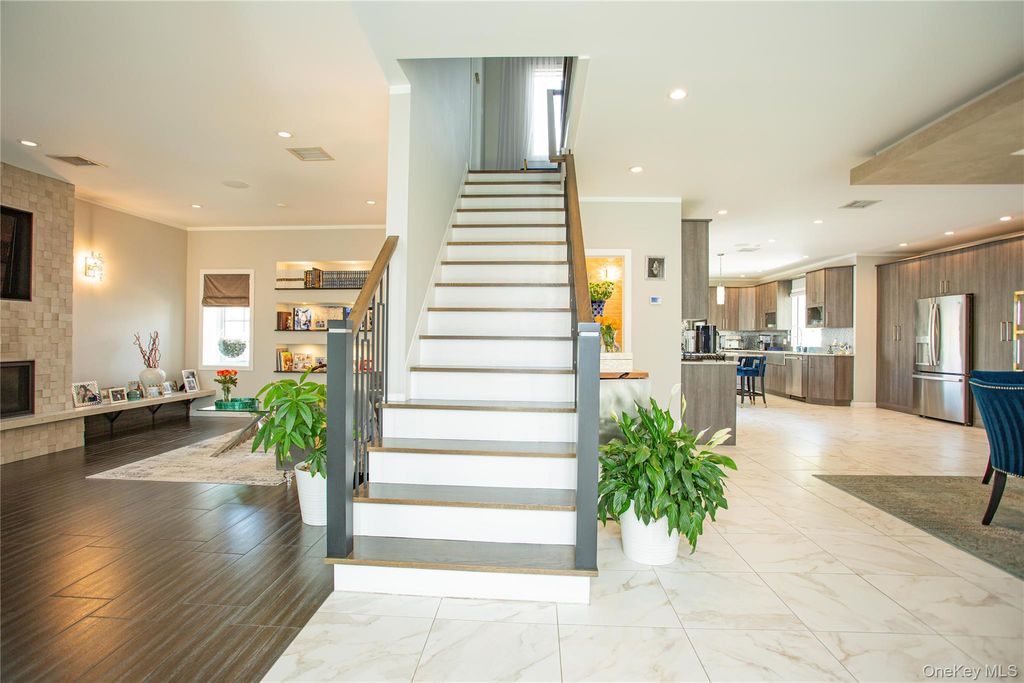 Photo of 165 W Walnut Street, Long Beach, NY 11561 (MLS # 963088)