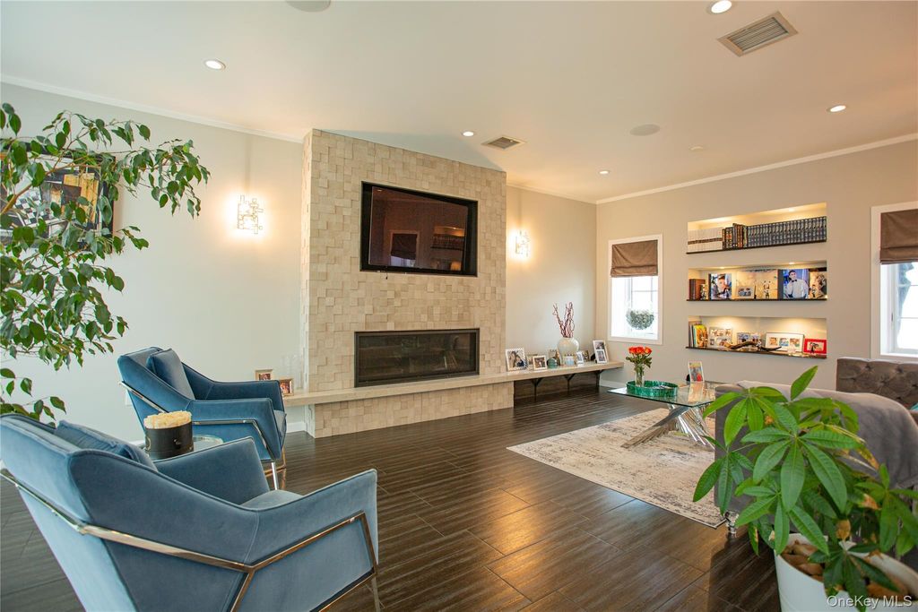 Photo of 165 W Walnut Street, Long Beach, NY 11561 (MLS # 963088)