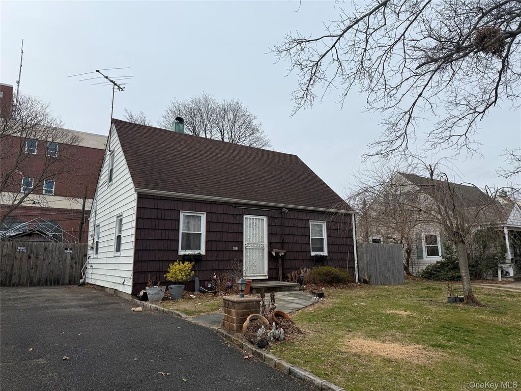 Photo of 431 Franklin Avenue, Hewlett, NY 11557 (MLS # 964951)