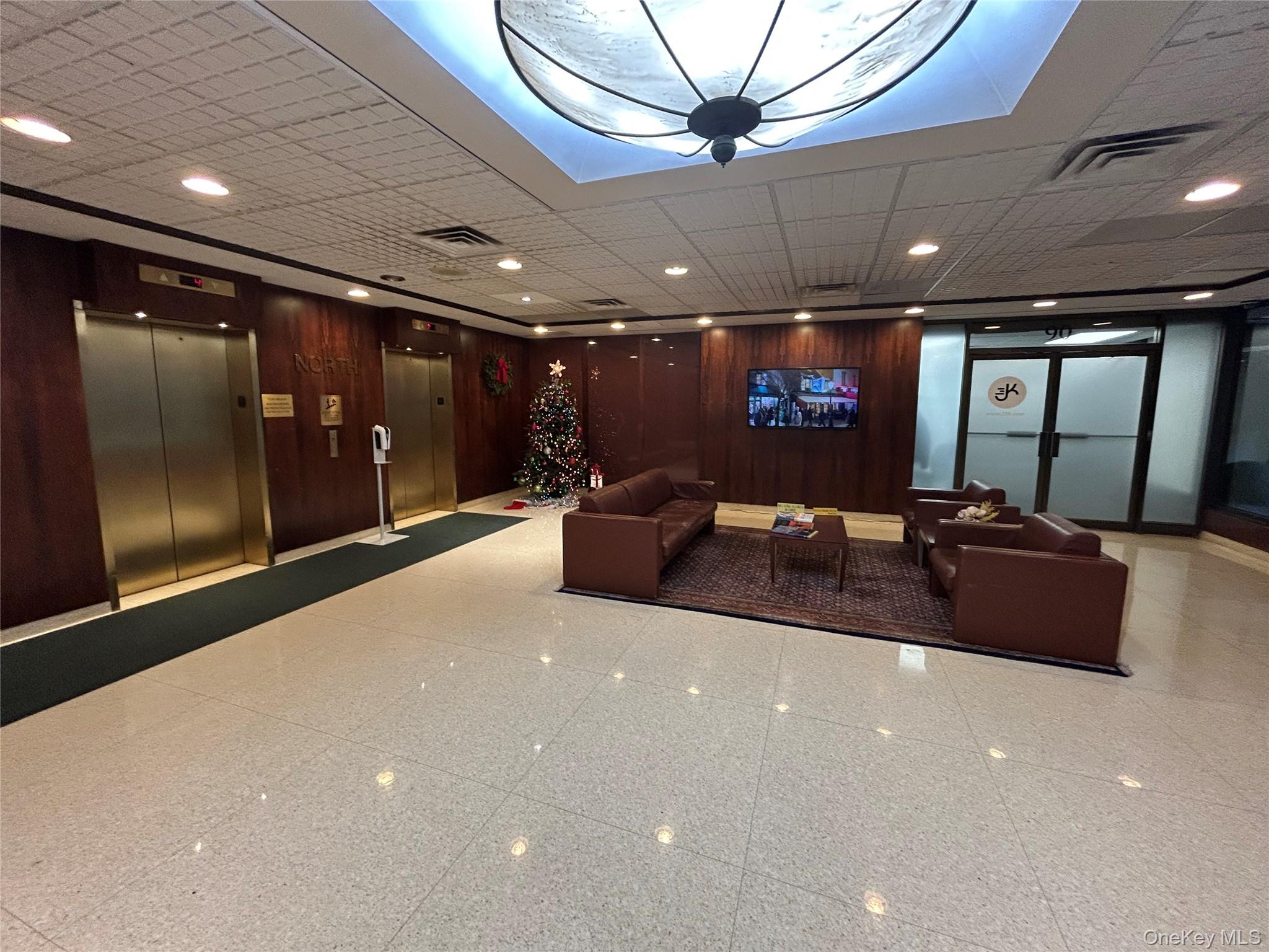 98 Cuttermill Road 332 - Photo 3