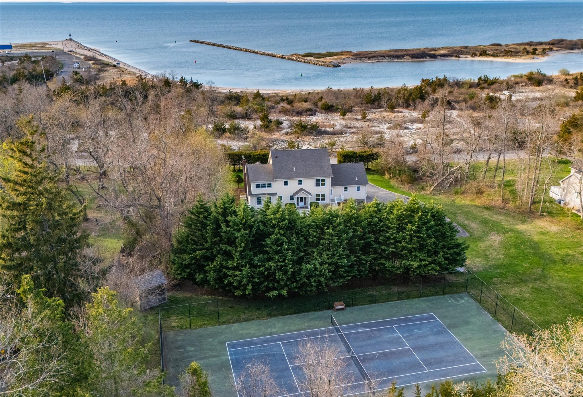 Naugles Drive, Mattituck, Hamptons, NY - 5 Bedrooms  
5 Bathrooms - 