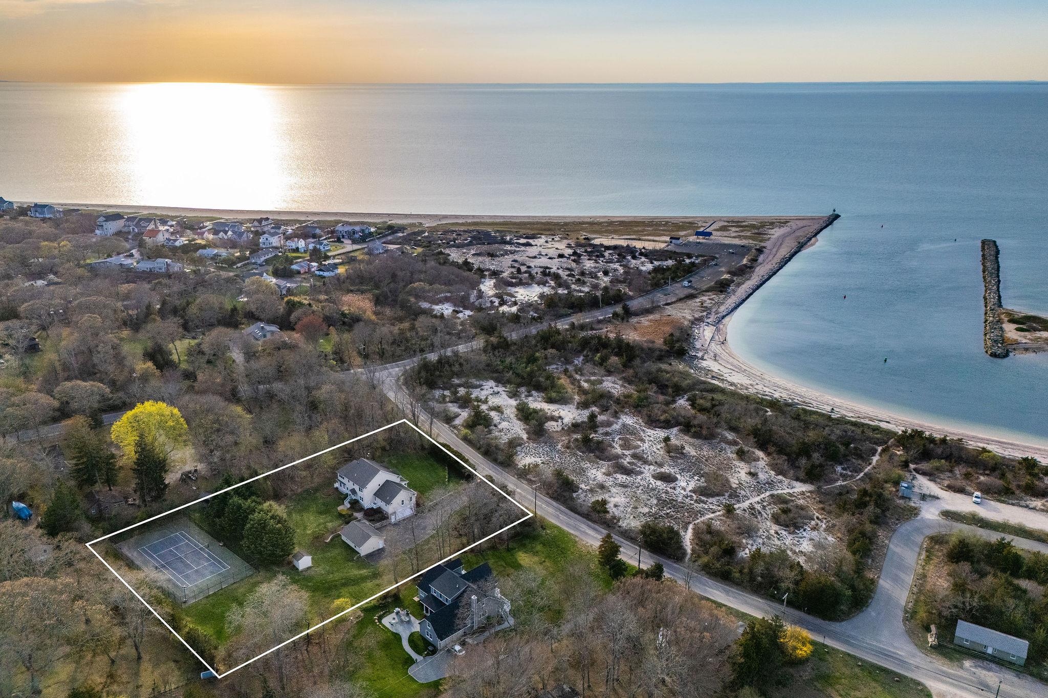 Naugles Drive, Mattituck, Hamptons, NY - 5 Bedrooms  
5 Bathrooms - 