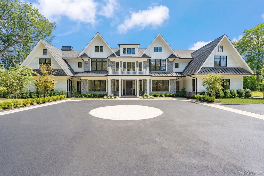 Photo of 8 Dogwood Hill, Brookville, NY 11545 (MLS # 903116)