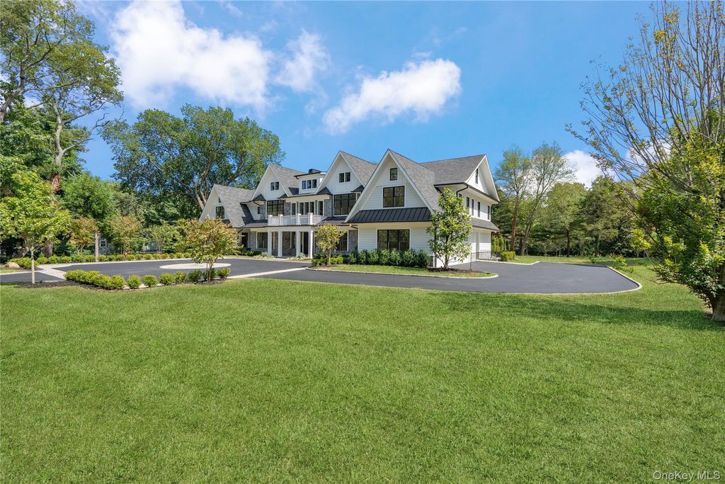 Photo of 8 Dogwood Hill, Brookville, NY 11545 (MLS # 903116)