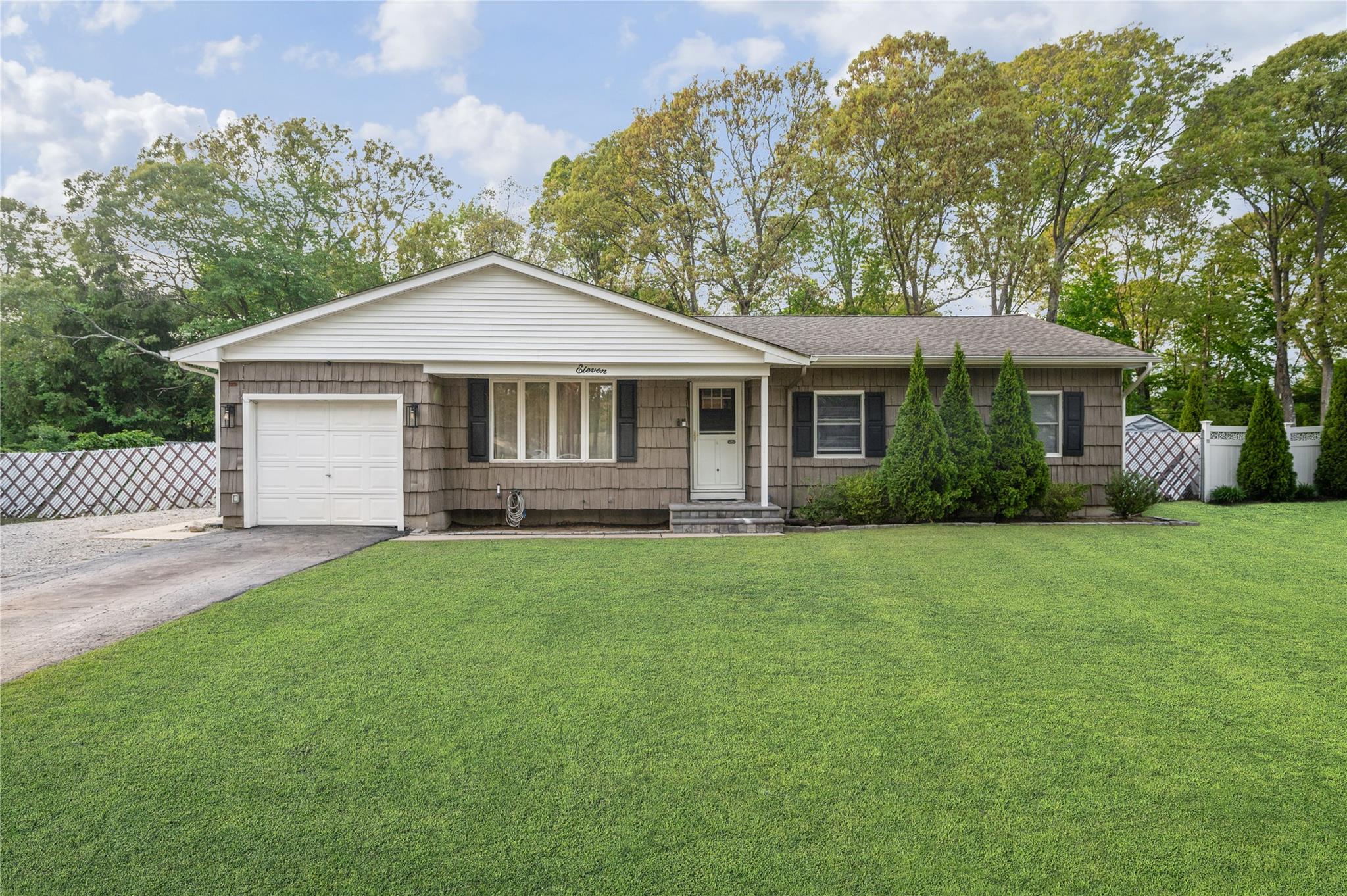 11 Hyde Lane, Coram, New York image 1