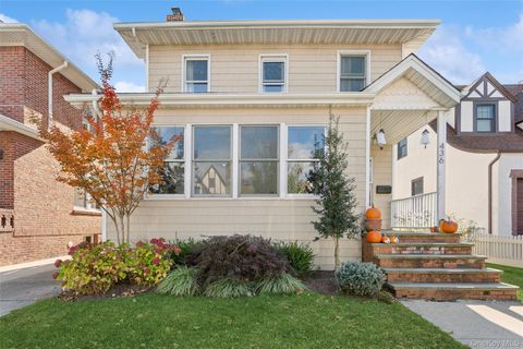 Photo of 436 W Walnut Street, Long Beach, NY 11561 (MLS # 926639)