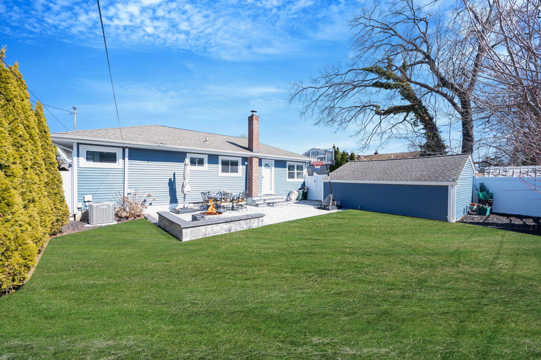516 Spruce Lane, East Meadow, New York image 3