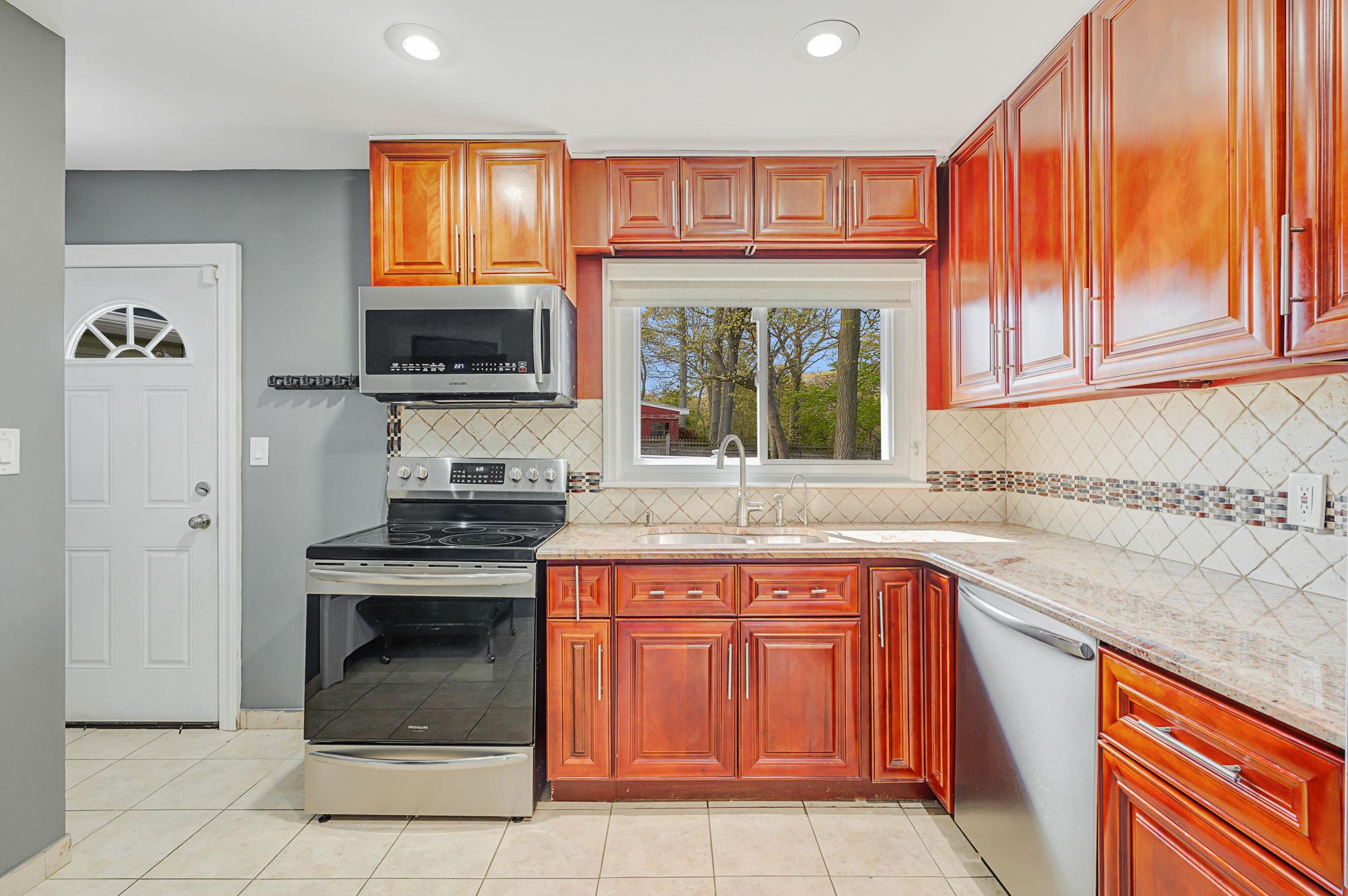 516 Spruce Lane, East Meadow, New York image 9