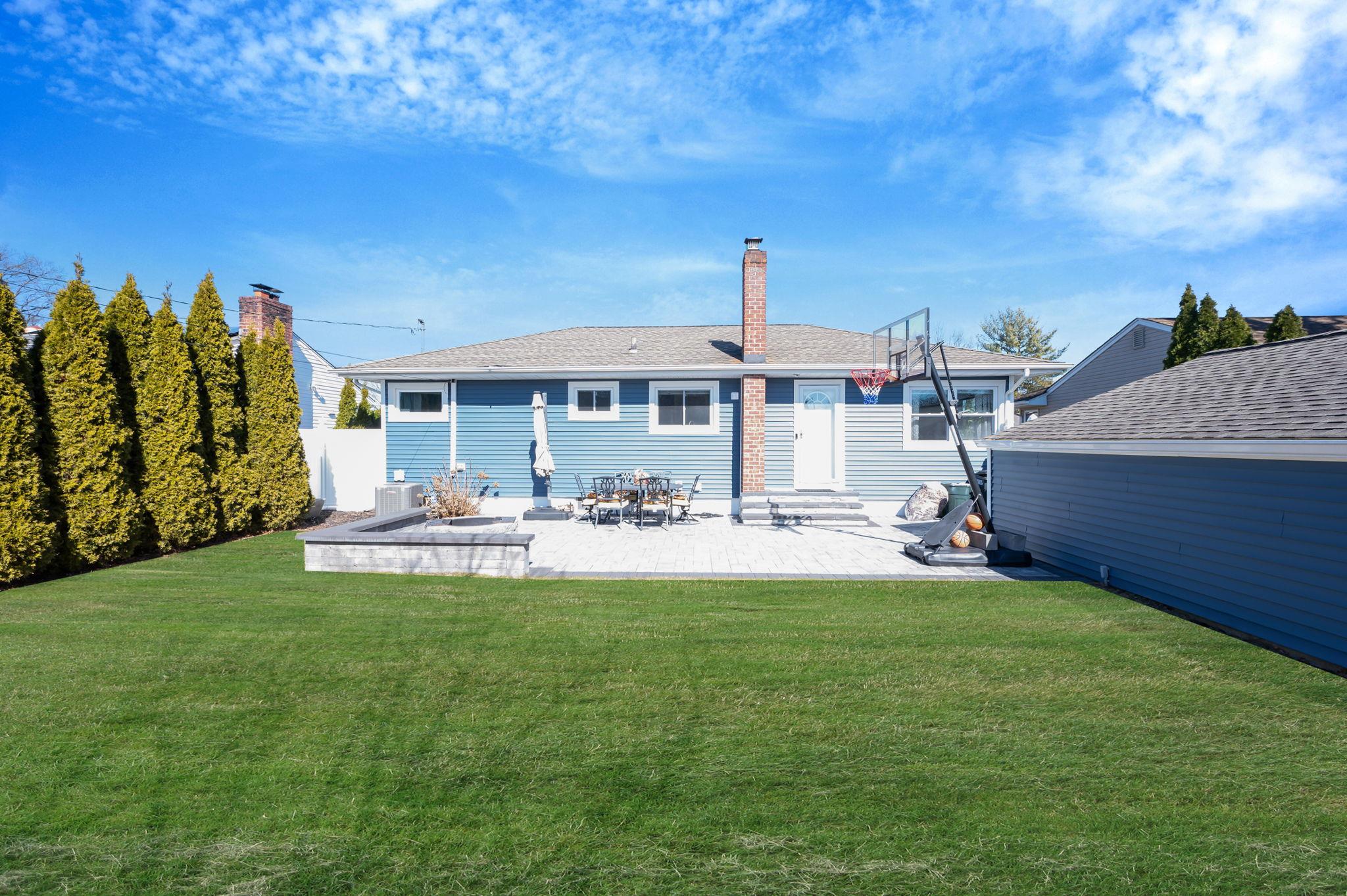 516 Spruce Lane, East Meadow, New York image 4