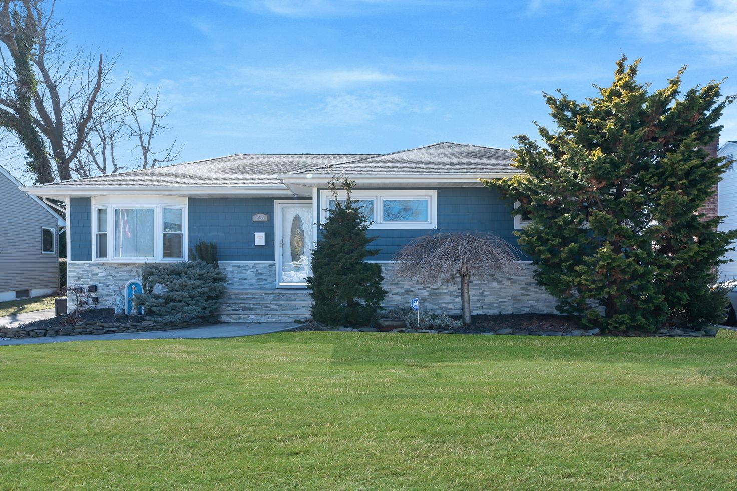 516 Spruce Lane, East Meadow, New York image 1