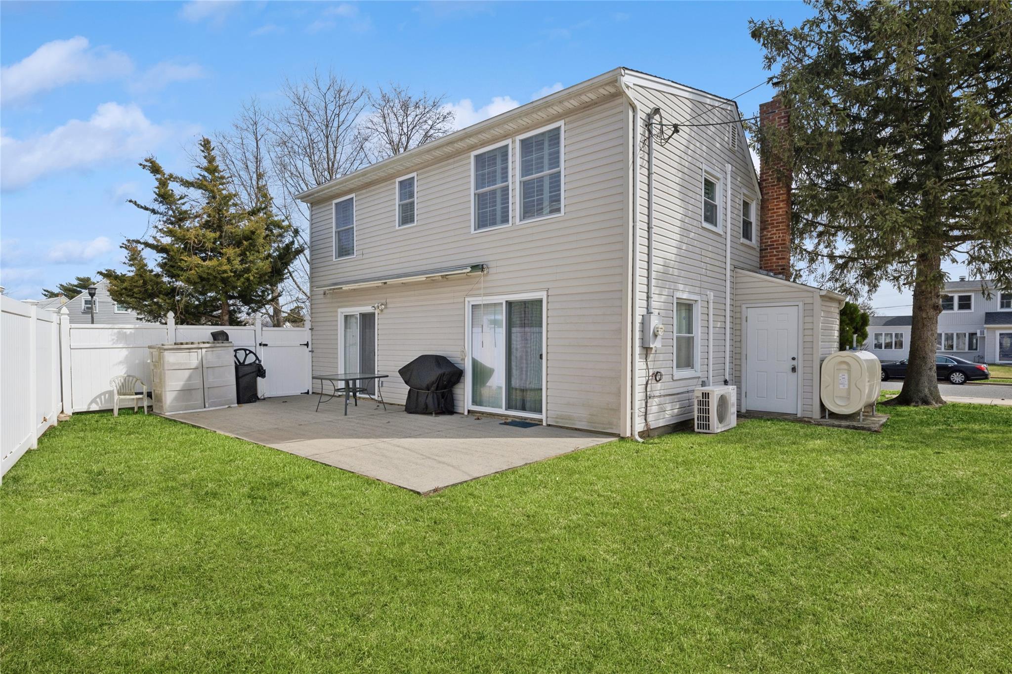 108 Barnyard Lane, Levittown, New York image 17