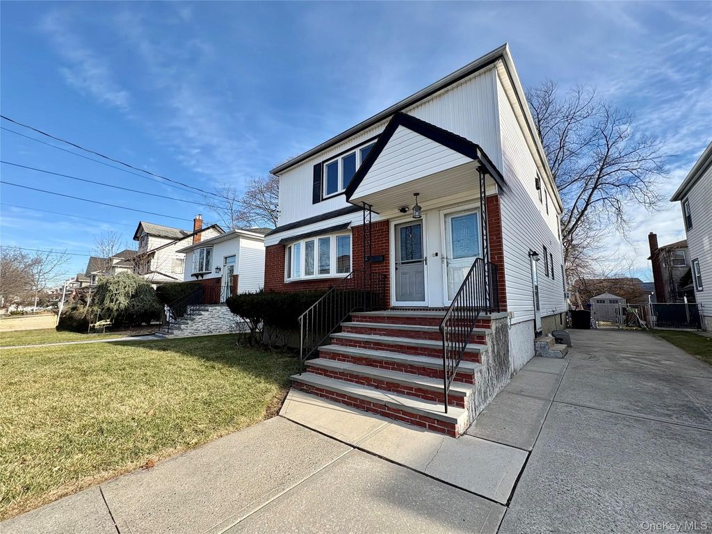 Photo of Valley Stream, NY 11581 (MLS # 950535)