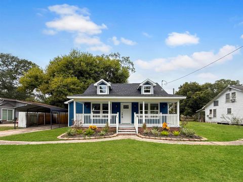 Photo of 6371 Terrell Street, Groves, TX 77619 (MLS # 264744)