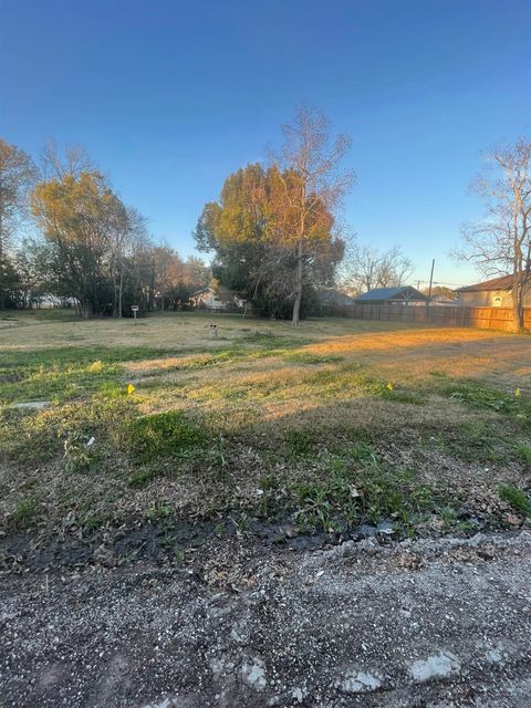 Photo of 940 Church Street, Beaumont, TX 77705 (MLS # 264652)