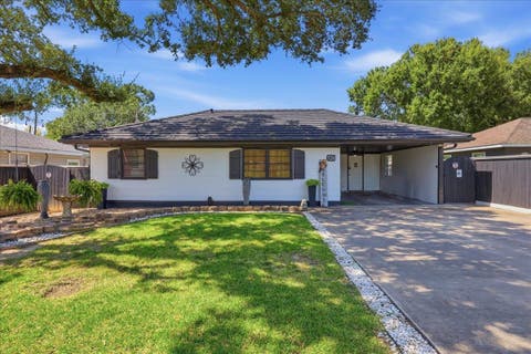 Photo of 720 S 13th St, Nederland, TX 77627 (MLS # 270286)