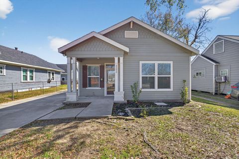 Photo of 3242 12th St, Port Arthur, TX 77642 (MLS # 264867)