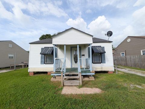 Photo of 3801 Stuart Ave, Groves, TX 77619 (MLS # 268442)