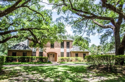 Photo of 24 Avenue of the Oaks, Beaumont, TX 77707 (MLS # 270632)