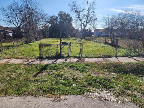 Photo of 1120 14th Street, Port Arthur, TX 77640 (MLS # 264255)