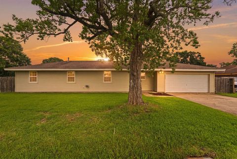 Photo of 2887 Bobby St, Port Arthur, TX 77640 (MLS # 268187)