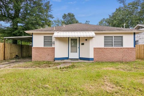 Photo of 1620 W Lucas, Beaumont, TX 77706 (MLS # 264360)