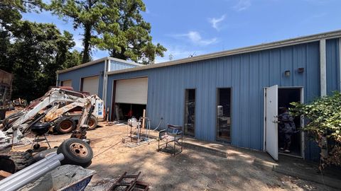 Photo of 1350 Caldwell Ave, Beaumont, TX 77703 (MLS # 265220)