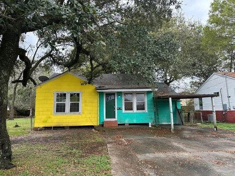 Photo of 2739 Montrose Ave, Groves, TX 77619 (MLS # 266201)