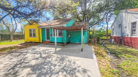 Photo of 2739 Montrose Ave, Groves, TX 77619 (MLS # 266201)