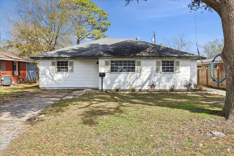 A home in Groves