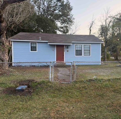 Photo of 2121 Western Ave, West Orange, TX 77630 (MLS # 264461)