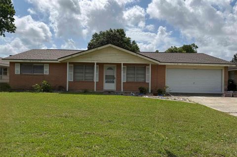 Photo of 1907 WALNUT, Orange, TX 77632 (MLS # 267536)