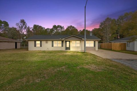 Single Family Residence in Vidor TX 1425 Windwood Street.jpg