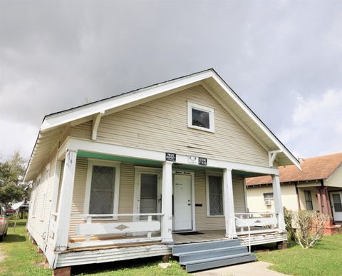 Photo of 1819 10th St, Port Arthur, TX 77640 (MLS # 264819)