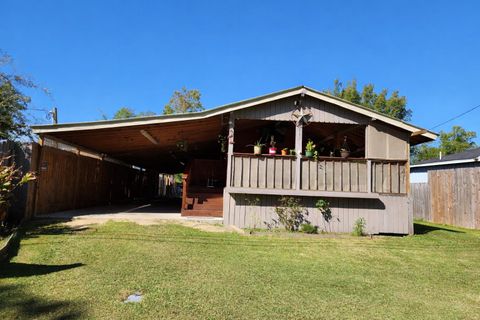 Photo of 117 Henrietta Street, West Orange, TX 77630 (MLS # 266492)