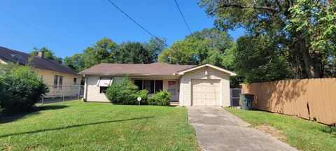 Photo of 2310 Avenue D, Beaumont, TX 77701 (MLS # 262264)