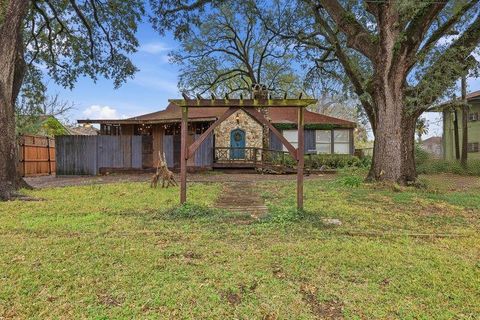Photo of 180 N 7th St, Beaumont, TX 77706 (MLS # 268619)