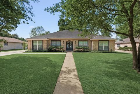 Photo of 5825 Longwood St, Beaumont, TX 77707 (MLS # 266729)