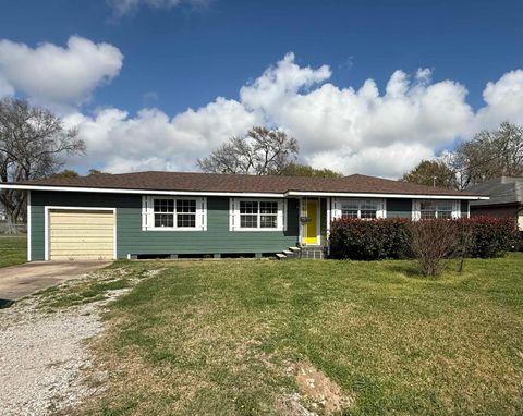 Photo of 5520 Lincoln Ave, Groves, TX 77619 (MLS # 265656)