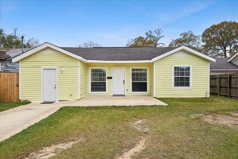 Photo of 2220 Earl Street, Beaumont, TX 77703 (MLS # 263732)