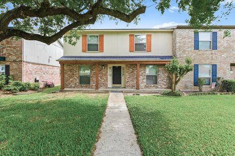 Photo of 445 Longmeadow St, Beaumont, TX 77707 (MLS # 266619)