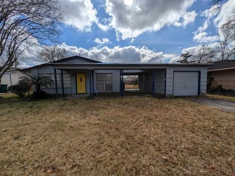 Photo of 1901 Wildwood Ave, Orange, TX 77632 (MLS # 264961)