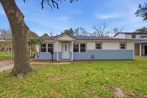 Photo of 2241 5th St, Port Neches, TX 77651 (MLS # 265406)