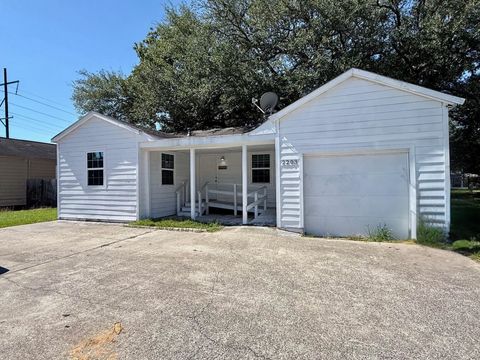 Photo of 2203 16th St, Orange, TX 77630 (MLS # 264315)