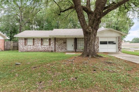 Photo of 300 Slagle Dr., Vidor, TX 77662 (MLS # 266602)